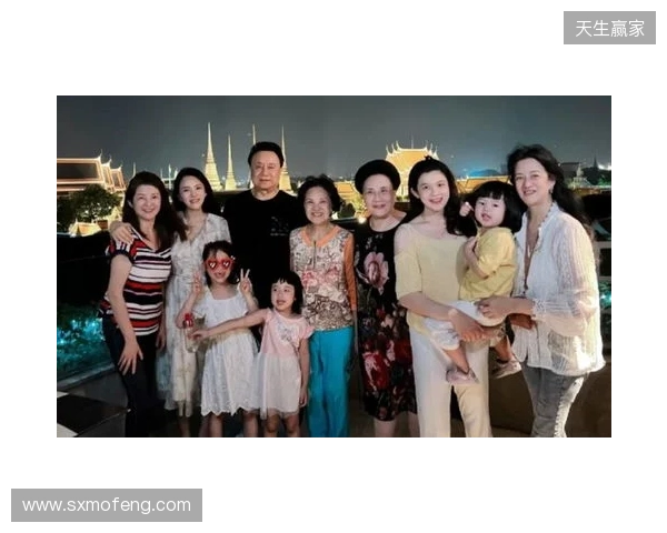 安东内拉晒一家人同美职联奖杯合照:恭喜亲爱的,我们爱你 安东内拉晒一家人同美职联奖杯合照:恭喜亲爱的,我们爱你