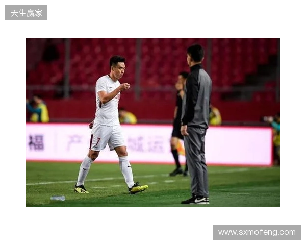 飞踹座椅染红！玉昆官方：门将教练米克尔造成恶劣影响，罚款2万
