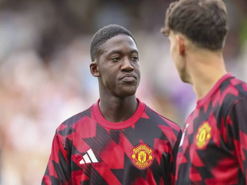 TA:曼联明夏将评估梅努、乌加特两人情况,中场可能大换血